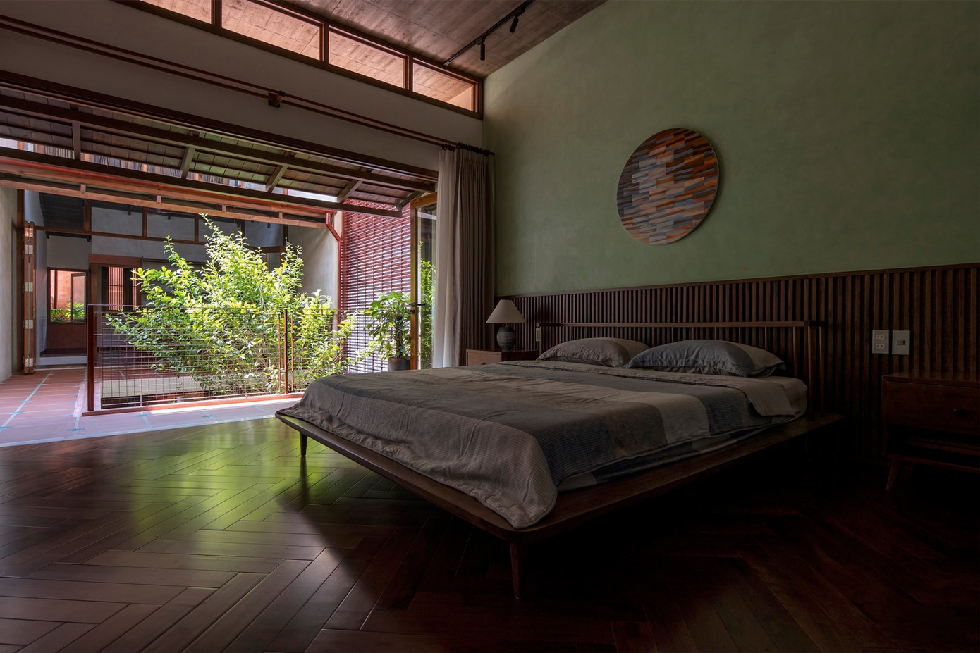 Cách thiết kế và bố trí này giúp xử lý thông gió xuyên phòng và giảm tiếng ồn cho các phòng ngủ.