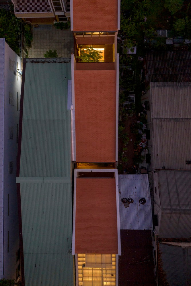 Các yếu tố linh hoạt và cộng đồng trong ngôi nhà được thể hiện thông qua những khu vườn nằm giữa các không gian, và thông qua mái hiên kéo dài từ trong ra ngoài để làm nơi giao lưu với hàng xóm.