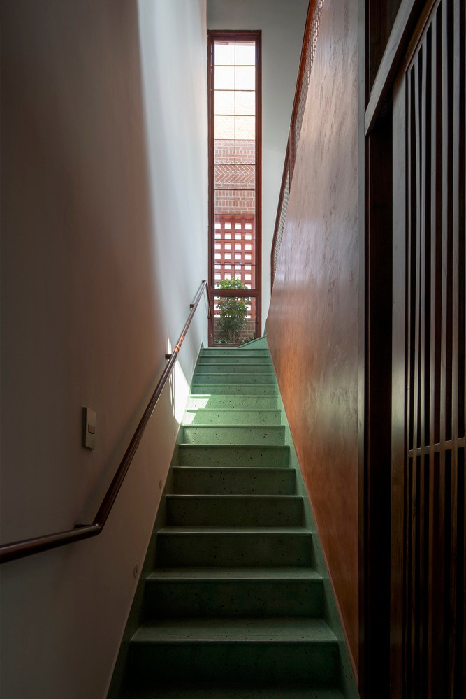 Hành lang nhỏ có thanh vịn để cha mẹ già và con nhỏ có thể thuận tiện khi đi lại.