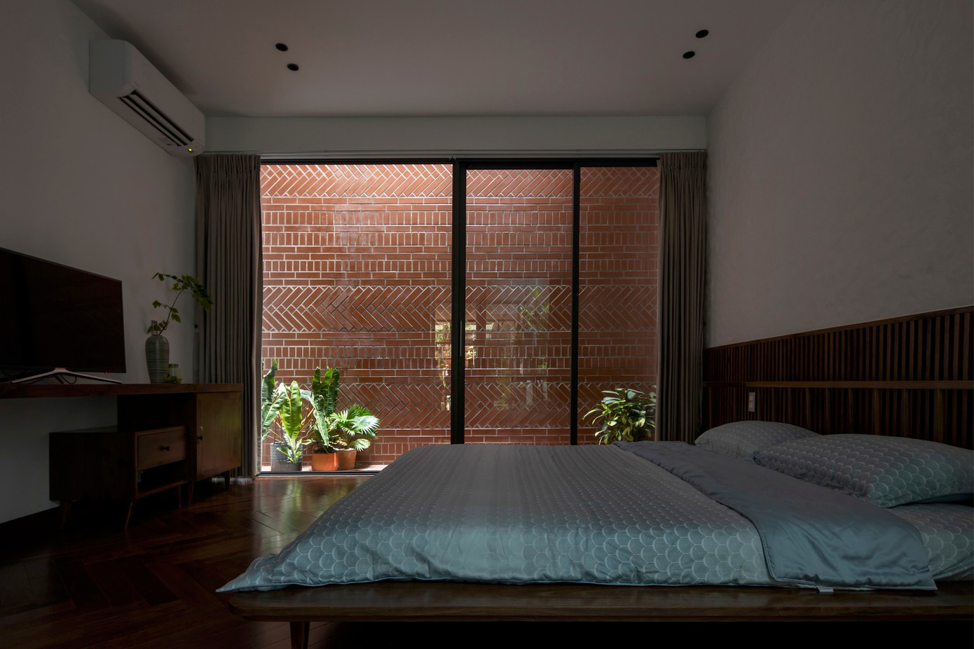 Cách thiết kế và bố trí này giúp xử lý thông gió xuyên phòng và giảm tiếng ồn cho các phòng ngủ.