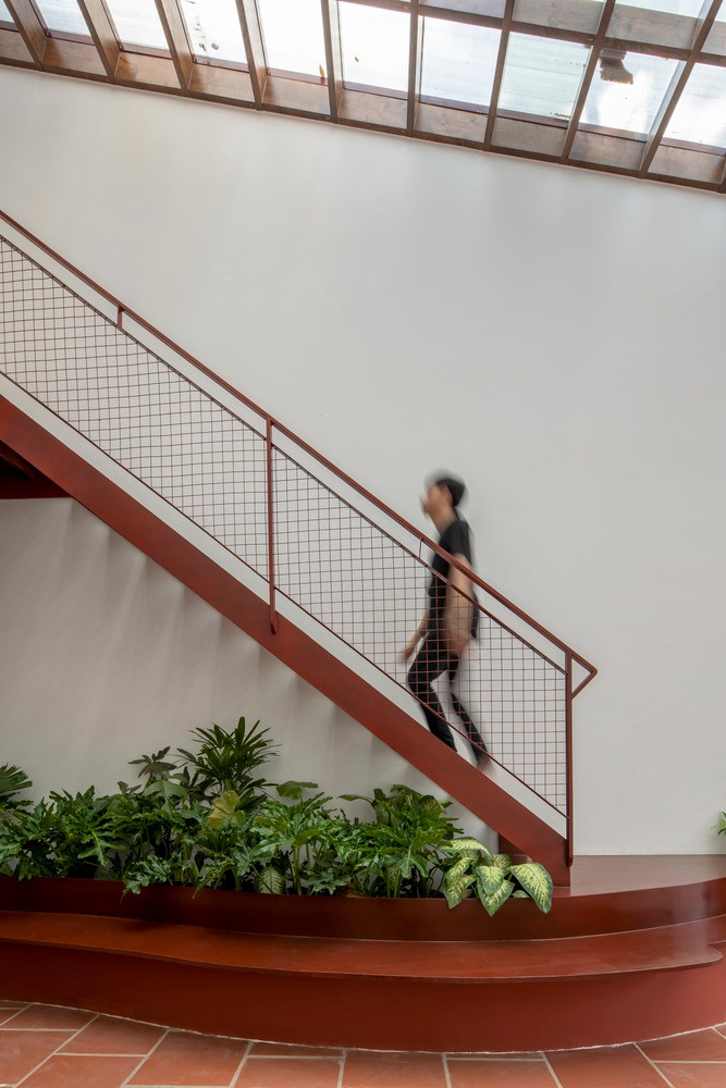 Cấu trúc mái nhà dựa trên vần điệu và nhịp điệu. Nhìn từ trên cao, các không gian sống tách biệt như những ngôi nhà Bè trong văn hóa sinh hoạt của người dân Tây Nam Bộ.