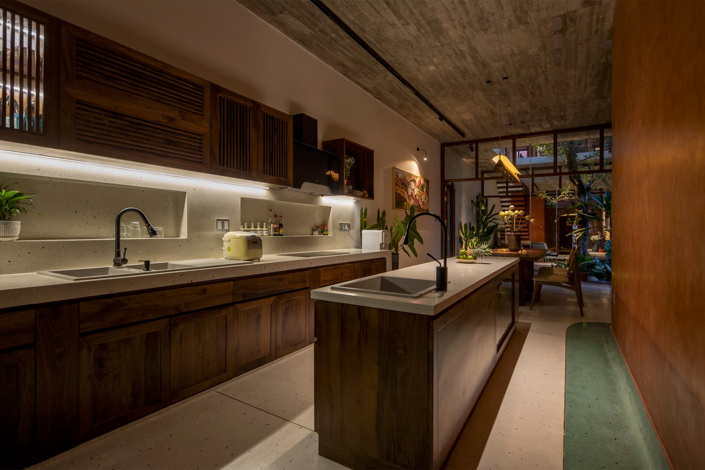 Khu vực bếp và phòng ngủ được bố trí theo gam màu tối giản, mộc mạc để đem lại cảm giác hoài cổ.