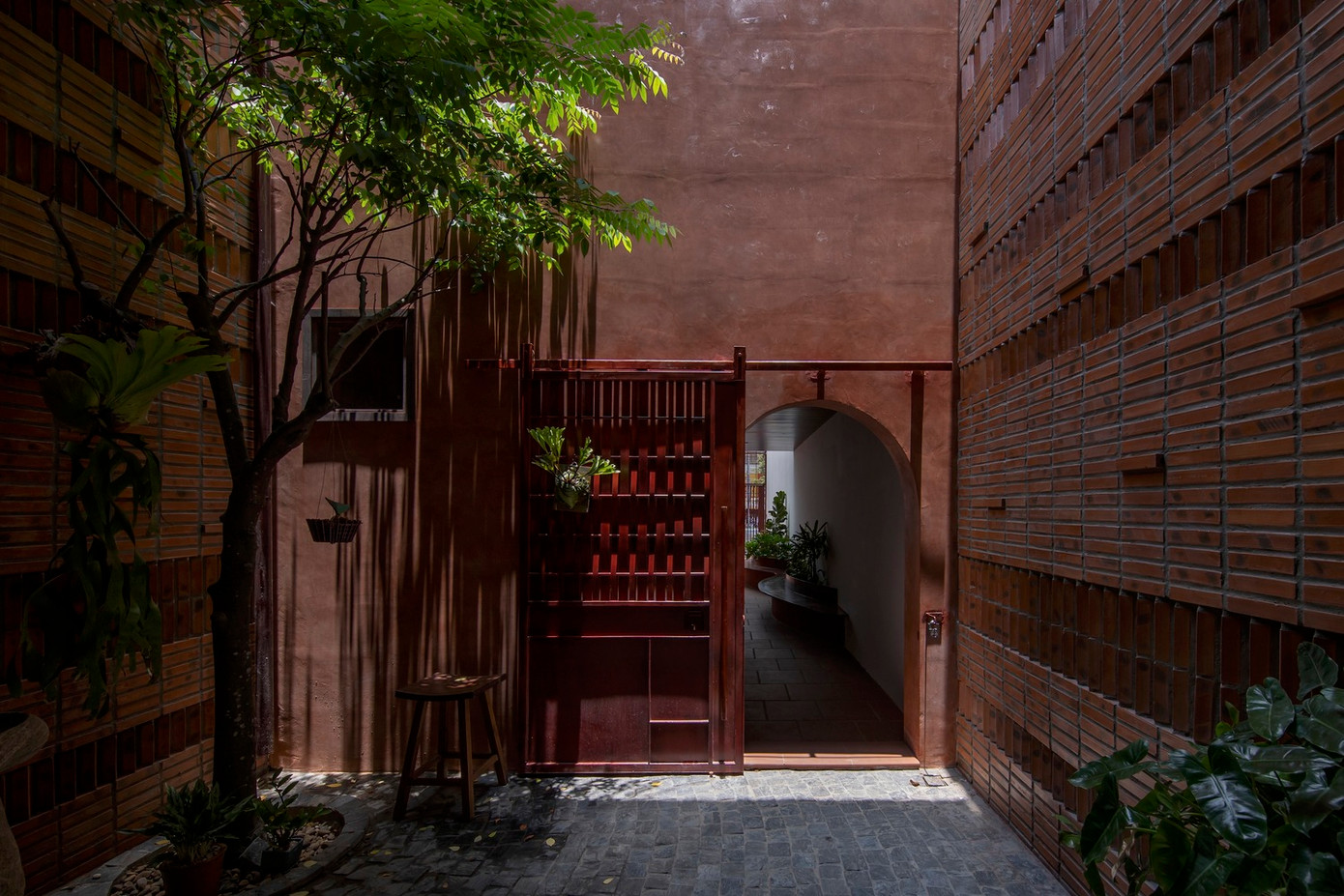 Gia chủ cho biết, sự phát triển nhanh chóng của đô thị ngày nay đã khiến các thế hệ sau dần quên đi cội nguồn của mình. Những đứa trẻ sinh ra và lớn lên trong môi trường vật chất đang bị xa lạ với những bản sắc văn hóa đã nuôi dưỡng cha mẹ, ông bà của chúng. Do đó, nhóm thiết kế đã xây dựng ngôi nhà dựa trên những trăn trở đó.