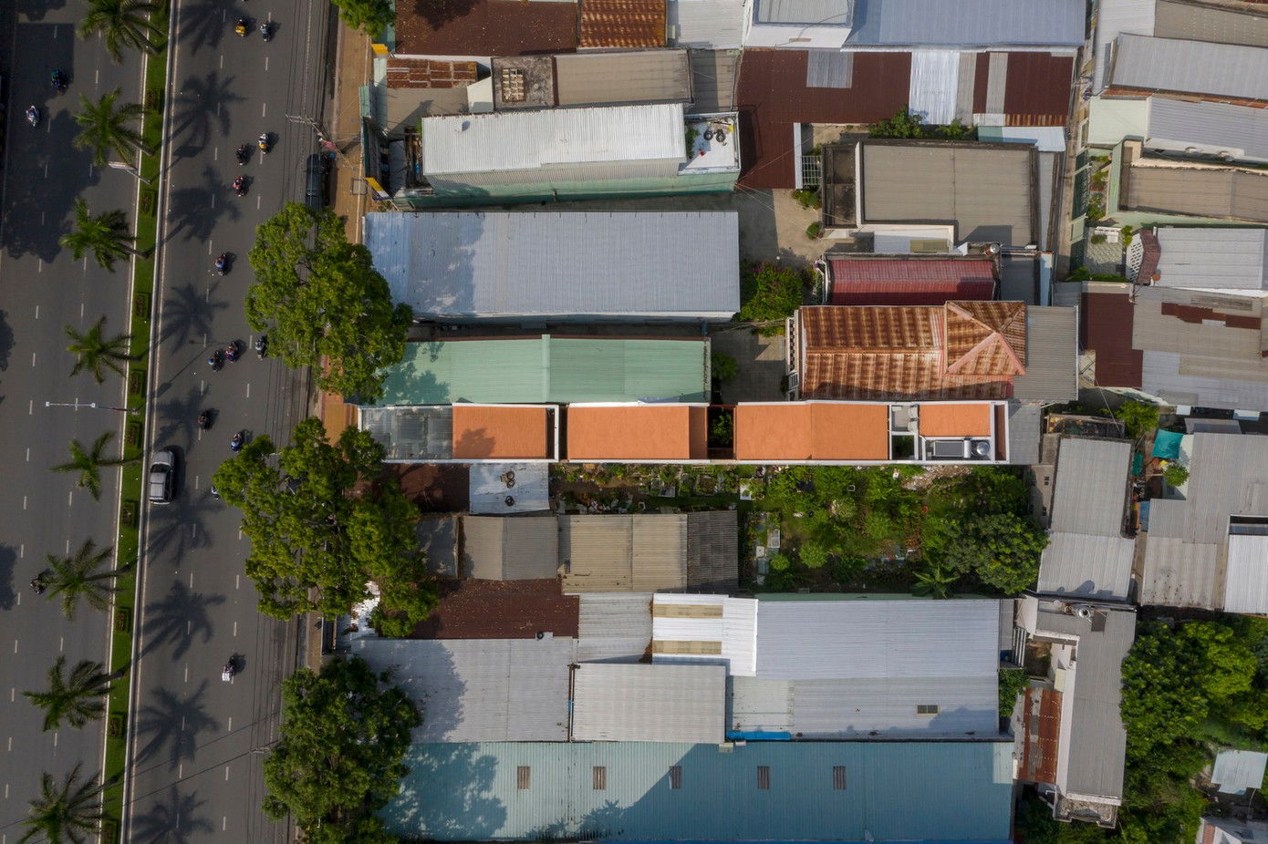 Ngôi nhà nằm ở hướng Đông Nam, các không gian trong nhà được sắp xếp theo trình tự: Gian thương mại – sân trong – phòng khách – bàn ăn, bếp – sân phụ – phòng ngủ. Phòng thờ, phòng làm việc và các phòng ngủ khác ở tầng 1 và tầng 2 được bố trí từ ngoài vào trong.