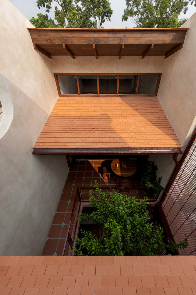 Các yếu tố linh hoạt và cộng đồng trong ngôi nhà được thể hiện thông qua những khu vườn nằm giữa các không gian, và thông qua mái hiên kéo dài từ trong ra ngoài để làm nơi giao lưu với hàng xóm.