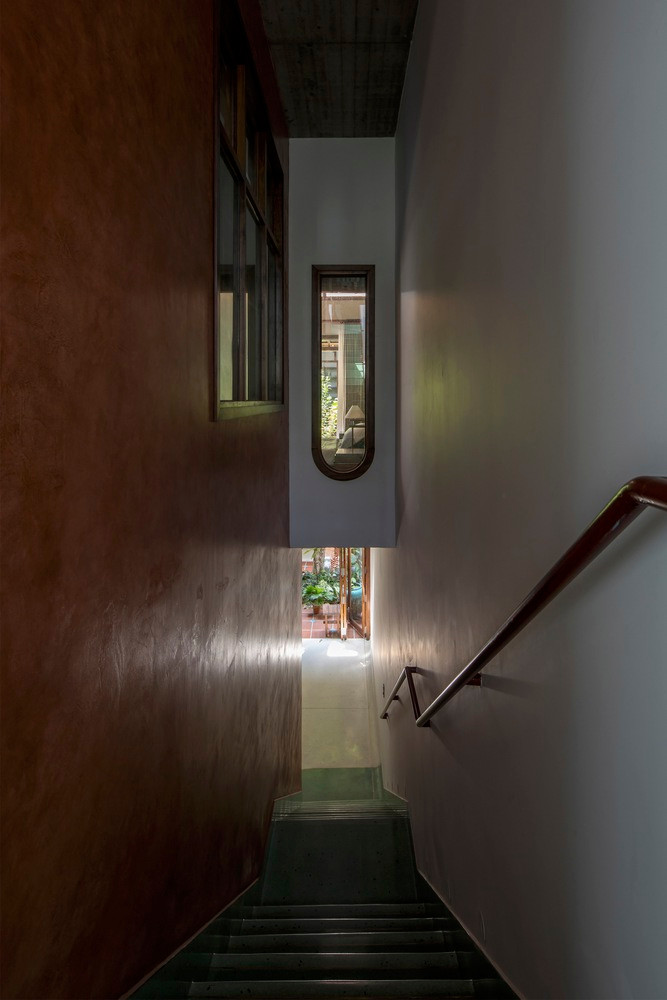 Hành lang nhỏ có thanh vịn để cha mẹ già và con nhỏ có thể thuận tiện khi đi lại.