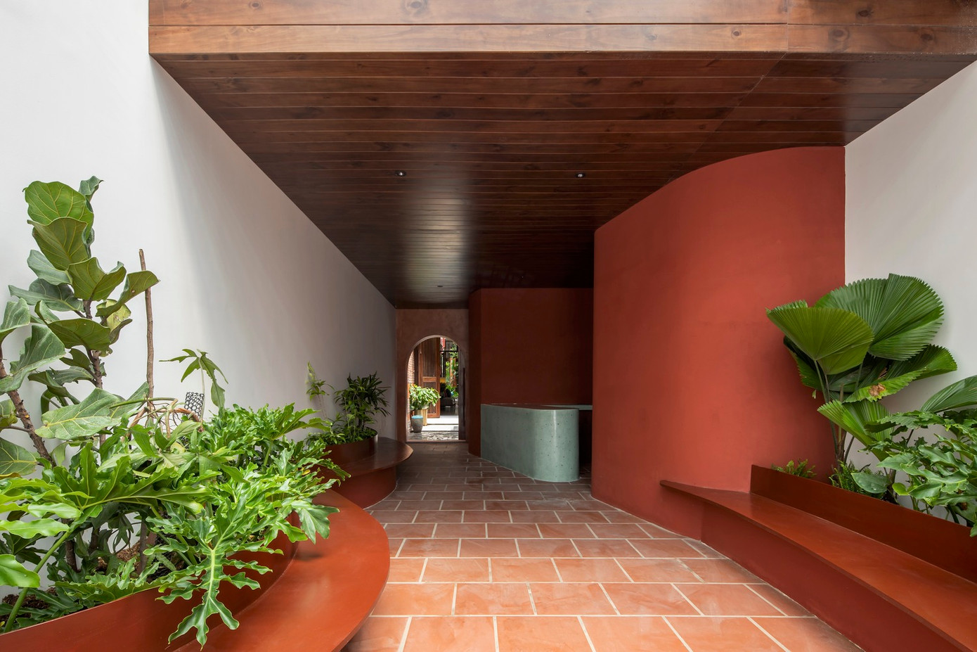 Các sân trong được bố trí nhiều cây xanh để các thành viên gần gũi với thiên nhiên nhiều nhất có thể.