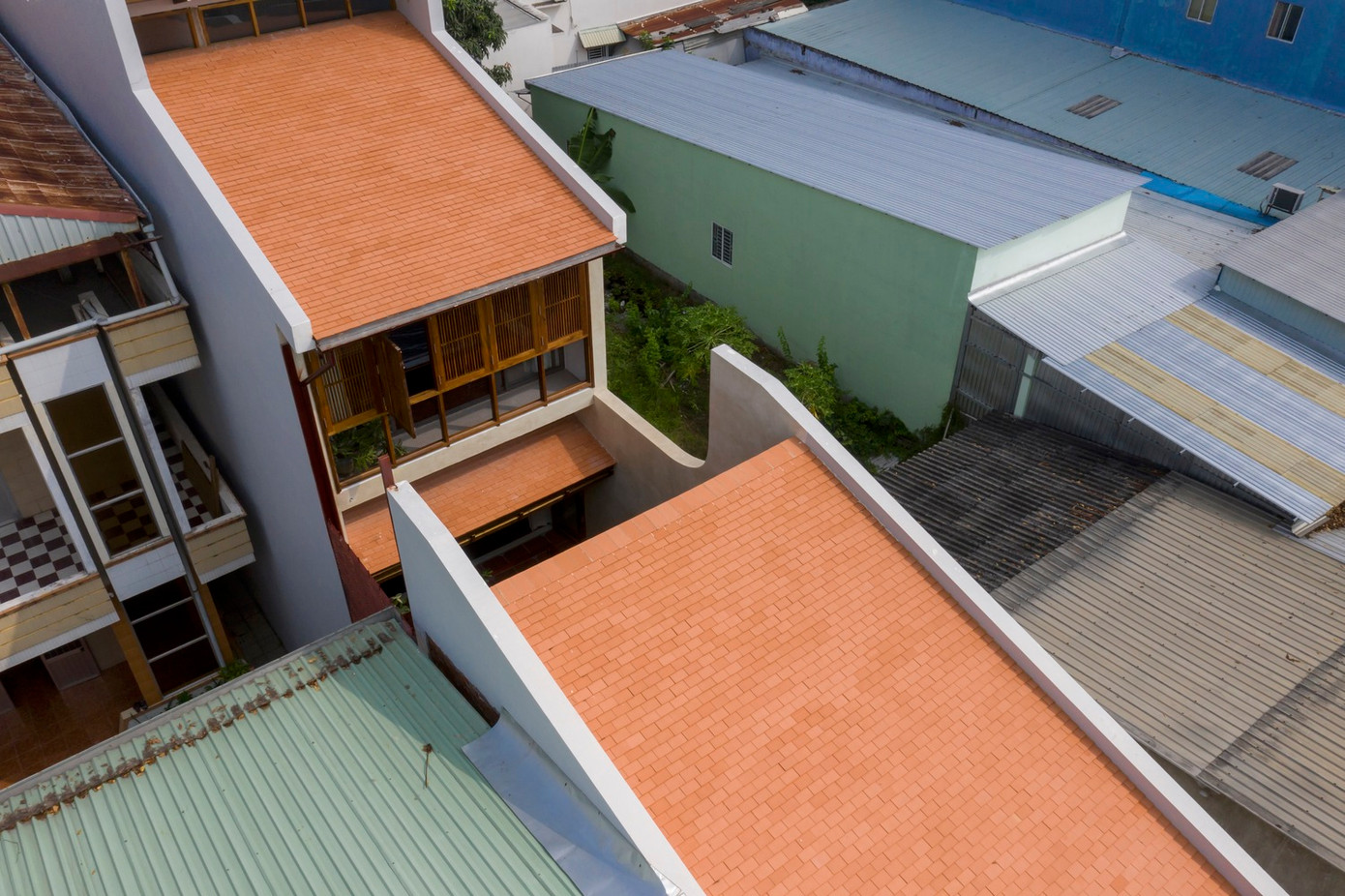 Ngôi nhà này là nơi ở của một gia đình ba thế hệ trên một trục đường đường chính tại TP Cần Thơ.