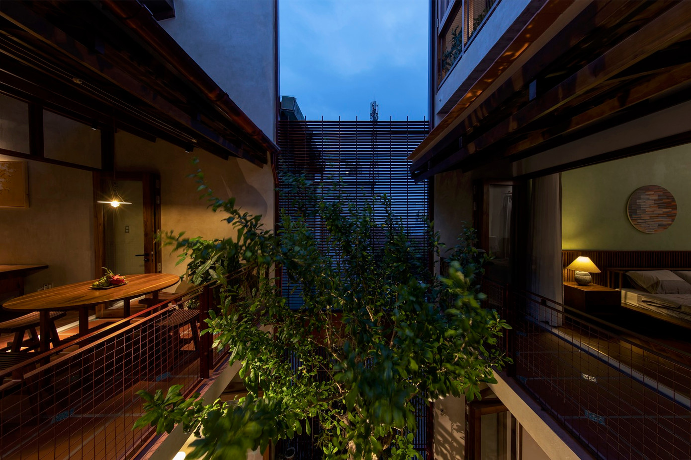 Khu vực bếp và phòng ngủ được bố trí theo gam màu tối giản, mộc mạc để đem lại cảm giác hoài cổ.