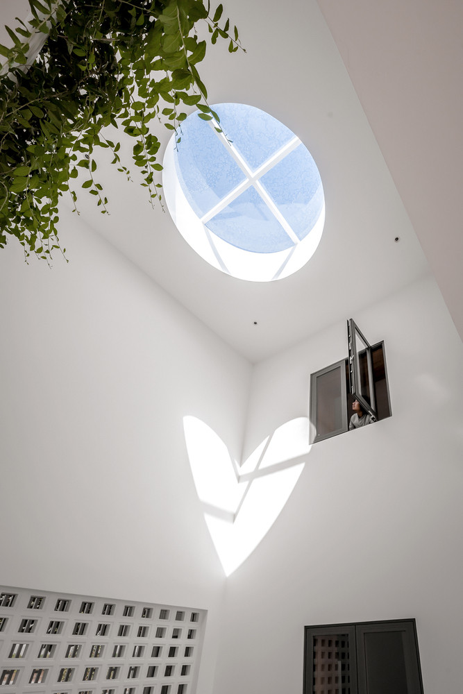 Giếng trời được bố trí khéo léo để các phòng ngủ và cầu thang đều nhận được ánh sáng. Giếng trời được bố trí khéo léo để các phòng ngủ và cầu thang đều nhận được ánh sáng.