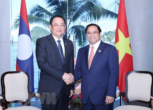 Thủ tướng Phạm Minh Chính gặp Thủ tướng Lào Sonexay Siphandone. (Ảnh: Dương Giang/TTXVN)