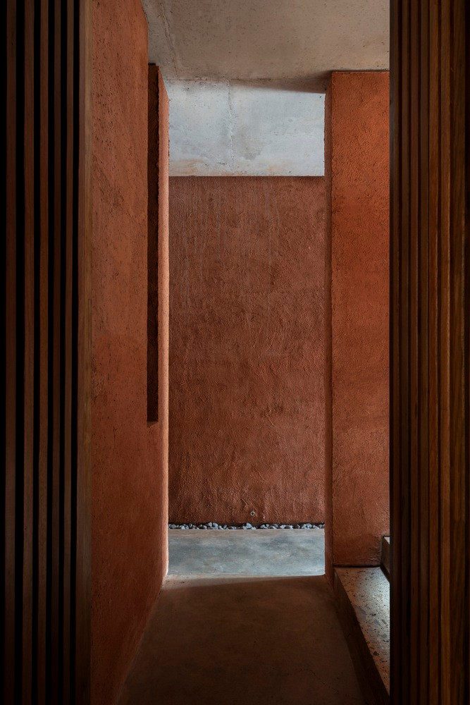 Ánh sáng trong nhà là sự kết hợp tối đa giữa ánh sáng tự nhiên và gương phản chiếu, tạo nên những mảng đổ bóng tinh tế cho lối đi, không gian chung và phòng riêng. Màu tường và các đường cong của bình phong giúp ngụy trang và xóa bỏ ranh giới góc cạnh của hình dạng mảnh đất. Ánh sáng trong nhà là sự kết hợp tối đa giữa ánh sáng tự nhiên và gương phản chiếu, tạo nên những mảng đổ bóng tinh tế cho lối đi, không gian chung và phòng riêng. Màu tường và các đường cong của bình phong giúp ngụy trang và xóa bỏ ranh giới góc cạnh của hình dạng mảnh đất.