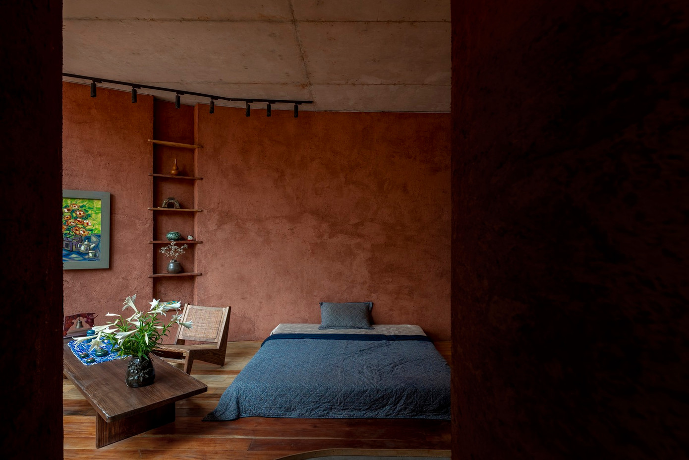 Nội thất và lối trang trí của ngôi nhà theo phong cách tối giản với màu sắc bản địa bao gồm đá tự nhiên, sỏi, gỗ tự nhiên và vải thổ cẩm bản địa. Nội thất và lối trang trí của ngôi nhà theo phong cách tối giản với màu sắc bản địa bao gồm đá tự nhiên, sỏi, gỗ tự nhiên và vải thổ cẩm bản địa.