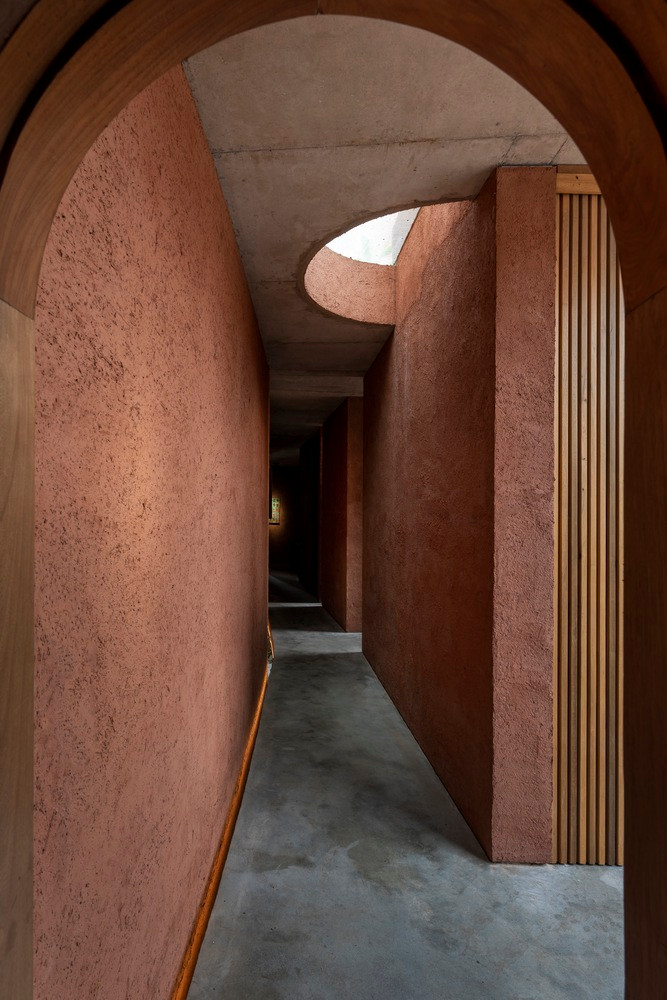 Ánh sáng trong nhà là sự kết hợp tối đa giữa ánh sáng tự nhiên và gương phản chiếu, tạo nên những mảng đổ bóng tinh tế cho lối đi, không gian chung và phòng riêng. Màu tường và các đường cong của bình phong giúp ngụy trang và xóa bỏ ranh giới góc cạnh của hình dạng mảnh đất. Ánh sáng trong nhà là sự kết hợp tối đa giữa ánh sáng tự nhiên và gương phản chiếu, tạo nên những mảng đổ bóng tinh tế cho lối đi, không gian chung và phòng riêng. Màu tường và các đường cong của bình phong giúp ngụy trang và xóa bỏ ranh giới góc cạnh của hình dạng mảnh đất.