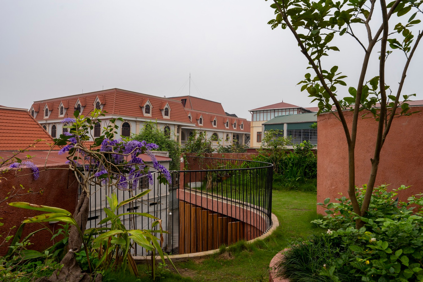 Ngôi nhà còn có không gian bếp chung, phòng ăn, phòng xông hơi khô, phòng thờ và sân thượng, nơi trẻ em có thể thỏa thích chạy nhảy trong bối cảnh đô thị hạn chế về sân chơi. Ngôi nhà còn có không gian bếp chung, phòng ăn, phòng xông hơi khô, phòng thờ và sân thượng, nơi trẻ em có thể thỏa thích chạy nhảy trong bối cảnh đô thị hạn chế về sân chơi.