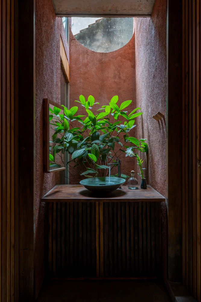 Theo các KTS, ngôi nhà là sự kế thừa kiến trúc bản địa của nhà ống truyền thống nên được làm mát thụ động, tối đa hóa mảng xanh từ cổng vào, sân trong và vườn trên mái. Theo các KTS, ngôi nhà là sự kế thừa kiến trúc bản địa của nhà ống truyền thống nên được làm mát thụ động, tối đa hóa mảng xanh từ cổng vào, sân trong và vườn trên mái.