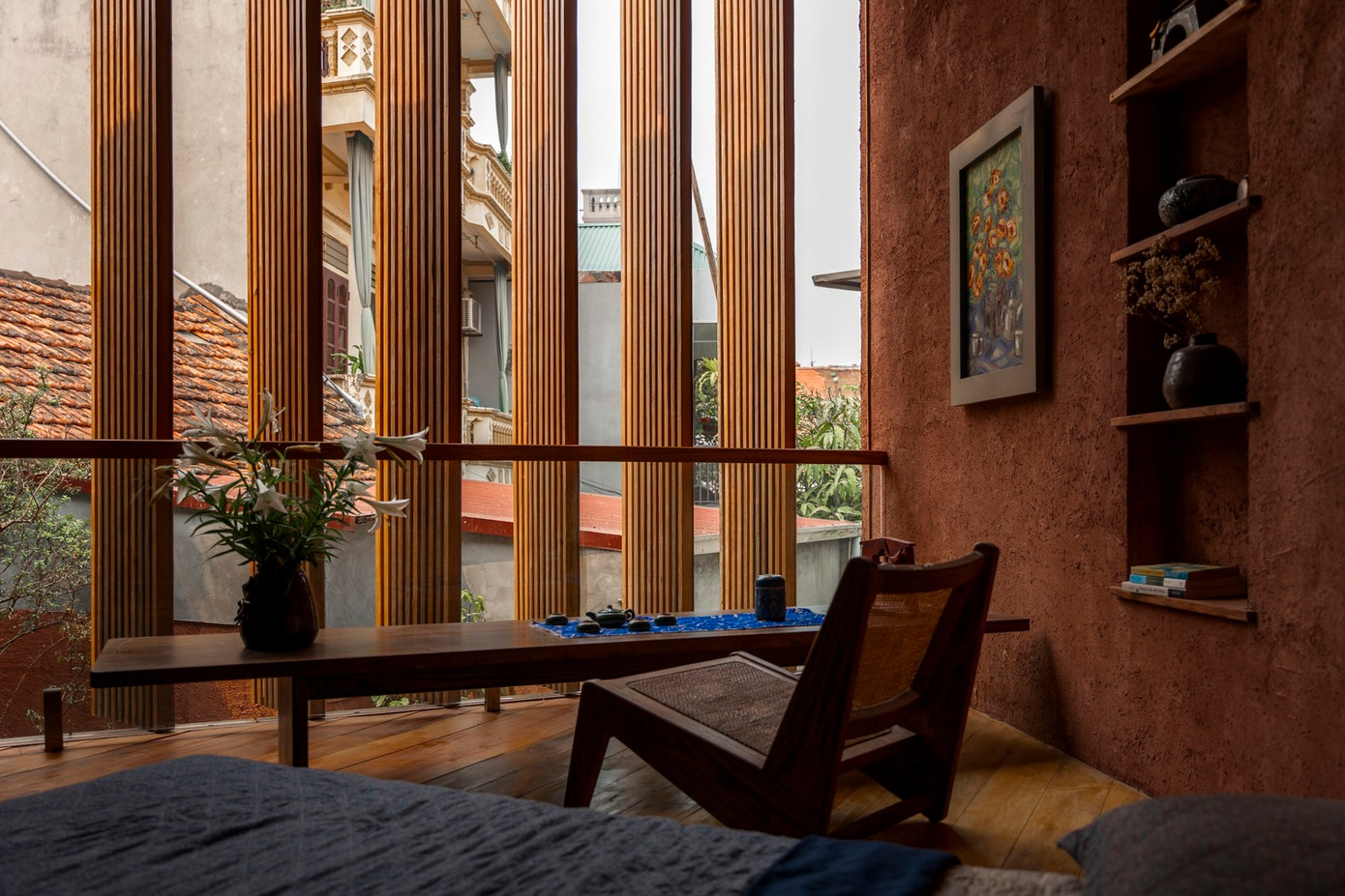 Nhiệt độ tự nhiên trong nhà được duy trì trong khoảng 28 độ C và các cửa sổ thường xuyên được mở rộng để đón gió mát vào mùa hè. Nhiệt độ tự nhiên trong nhà được duy trì trong khoảng 28 độ C và các cửa sổ thường xuyên được mở rộng để đón gió mát vào mùa hè.