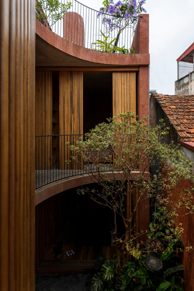 Khác với những ngôi nhà ống đua nhau ra đường lớn, ngôi nhà này lùi vào tạo sân vườn, dùng sự tĩnh lặng để kiểm soát nhịp sống hối hả của đô thị và hạ tầng xanh lấn át mảng bê tông đô thị xung quanh. Khác với những ngôi nhà ống đua nhau ra đường lớn, ngôi nhà này lùi vào tạo sân vườn, dùng sự tĩnh lặng để kiểm soát nhịp sống hối hả của đô thị và hạ tầng xanh lấn át mảng bê tông đô thị xung quanh.