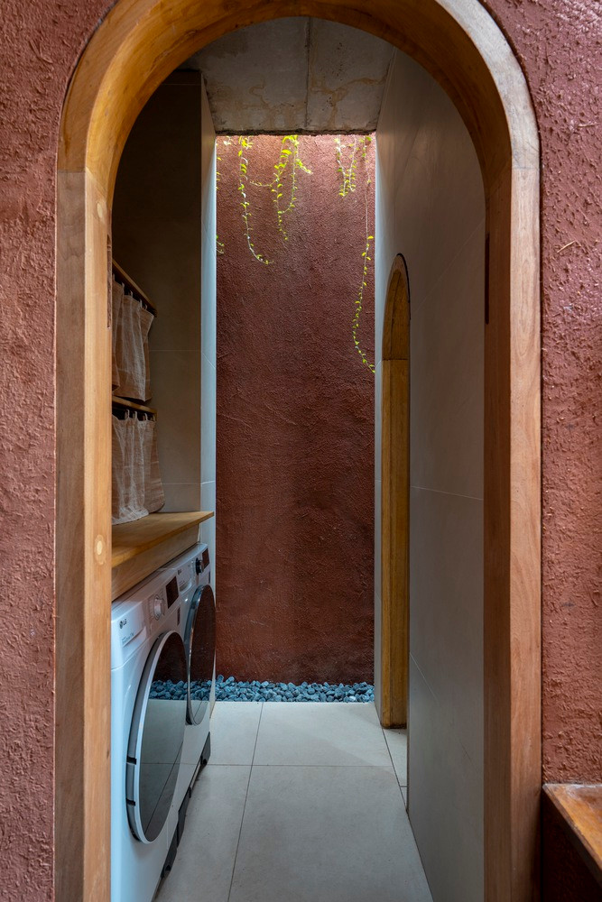 Đây là không gian sống cho gia đình ba thế hệ, tương ứng với ba gia đình nhỏ. Mỗi gia đình có một không gian sinh hoạt được sắp xếp khoa học trong một căn phòng xung quanh khoảng sân giữa – nơi giao tiếp giữa các thành viên trong gia đình cũng như là sân vườn sinh hoạt, nơi tiếp đón những vị khách thân thiết của gia đình thay cho không gian phòng khách. Đây là không gian sống cho gia đình ba thế hệ, tương ứng với ba gia đình nhỏ. Mỗi gia đình có một không gian sinh hoạt được sắp xếp khoa học trong một căn phòng xung quanh khoảng sân giữa – nơi giao tiếp giữa các thành viên trong gia đình cũng như là sân vườn sinh hoạt, nơi tiếp đón những vị khách thân thiết của gia đình thay cho không gian phòng khách.