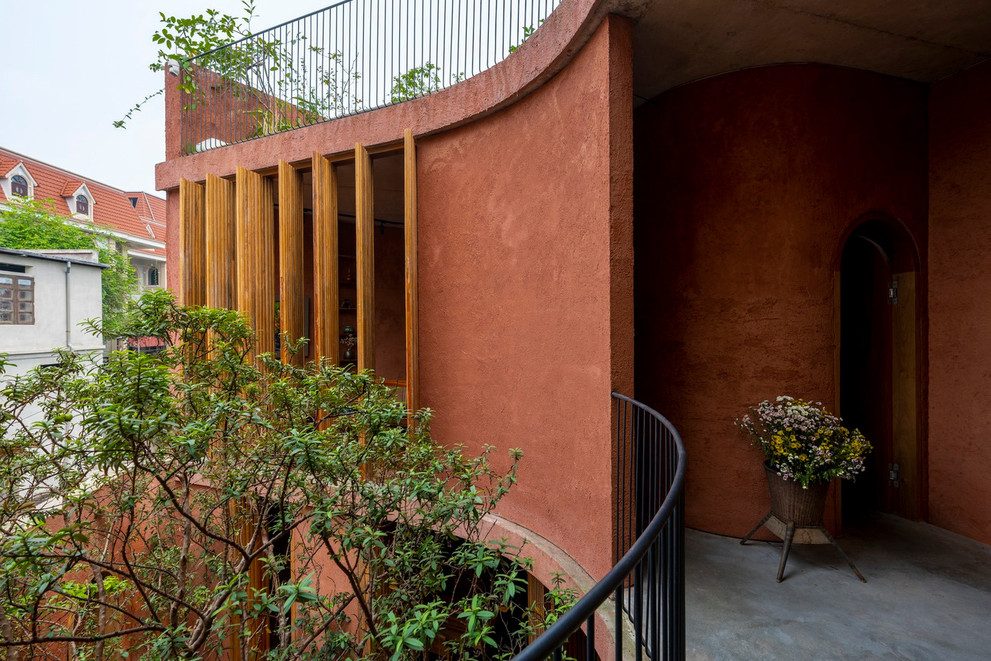 Không gian xanh từ sân vườn trong hẻm đến sân trong tràn ngập ánh sáng tự nhiên và gió mát, trong khi vườn trên mái giúp giảm bức xạ nhiệt và cách nhiệt cho tòa nhà. Không gian xanh từ sân vườn trong hẻm đến sân trong tràn ngập ánh sáng tự nhiên và gió mát, trong khi vườn trên mái giúp giảm bức xạ nhiệt và cách nhiệt cho tòa nhà.