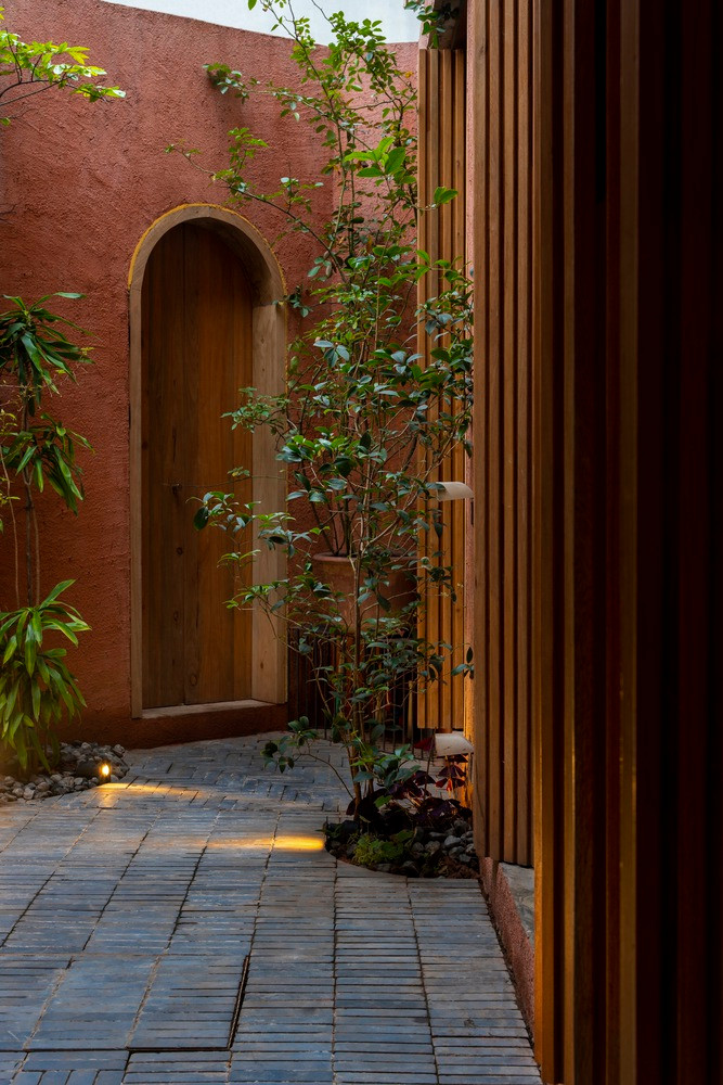 Theo các KTS, ngôi nhà là sự kế thừa kiến trúc bản địa của nhà ống truyền thống nên được làm mát thụ động, tối đa hóa mảng xanh từ cổng vào, sân trong và vườn trên mái. Theo các KTS, ngôi nhà là sự kế thừa kiến trúc bản địa của nhà ống truyền thống nên được làm mát thụ động, tối đa hóa mảng xanh từ cổng vào, sân trong và vườn trên mái.