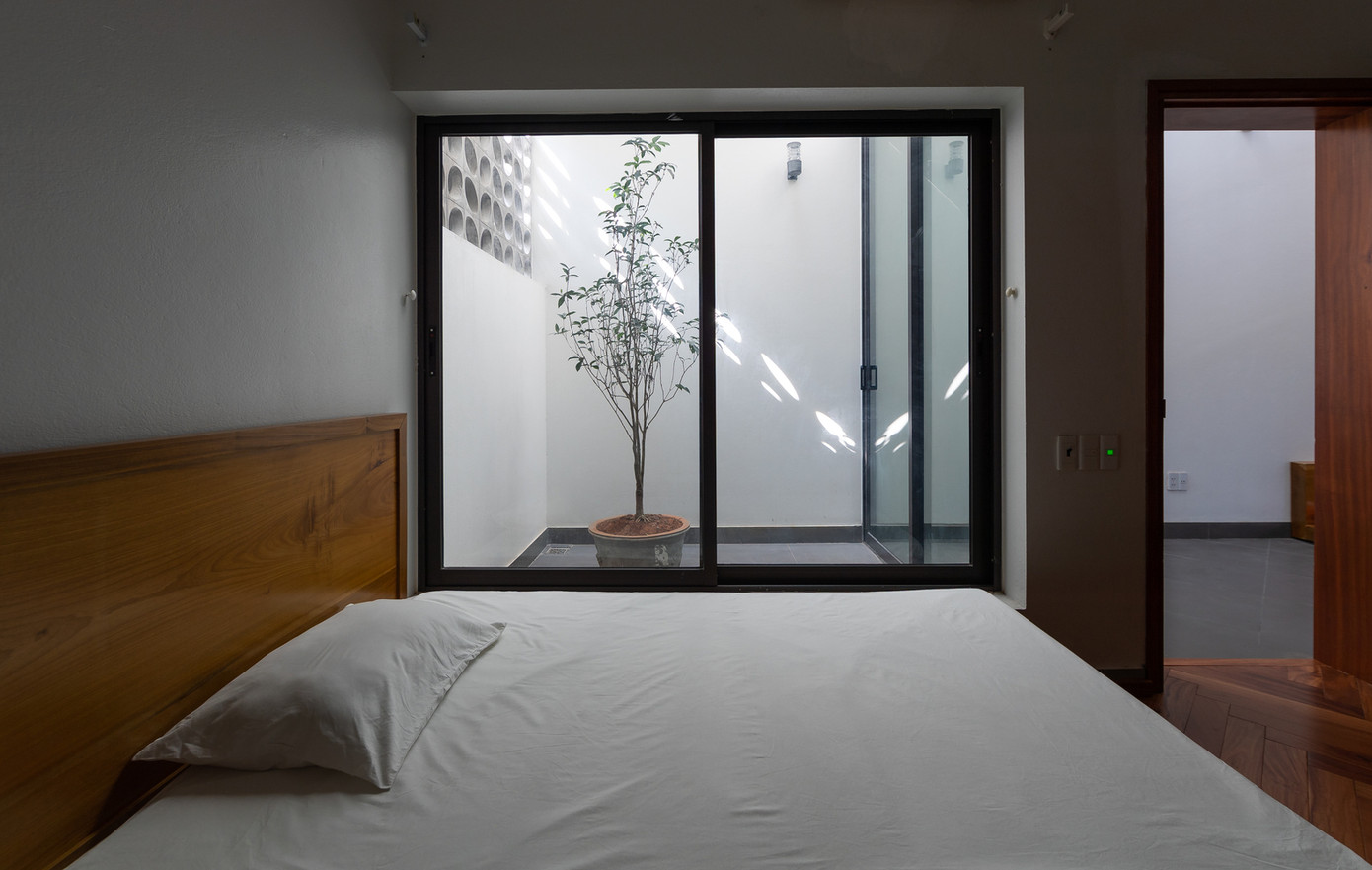 Các phòng ngủ riêng tư được bố trí chủ yếu ở tầng 2 và tầng 3 xen kẽ với khoảng sân nhỏ. Các phòng ngủ quay mặt tiền được bố trí thêm một lớp cửa bên trong lớp Block bê tông tạo cảm giác an toàn và đảm bảo thông gió thích hợp với ánh sáng tự nhiên trong phòng.