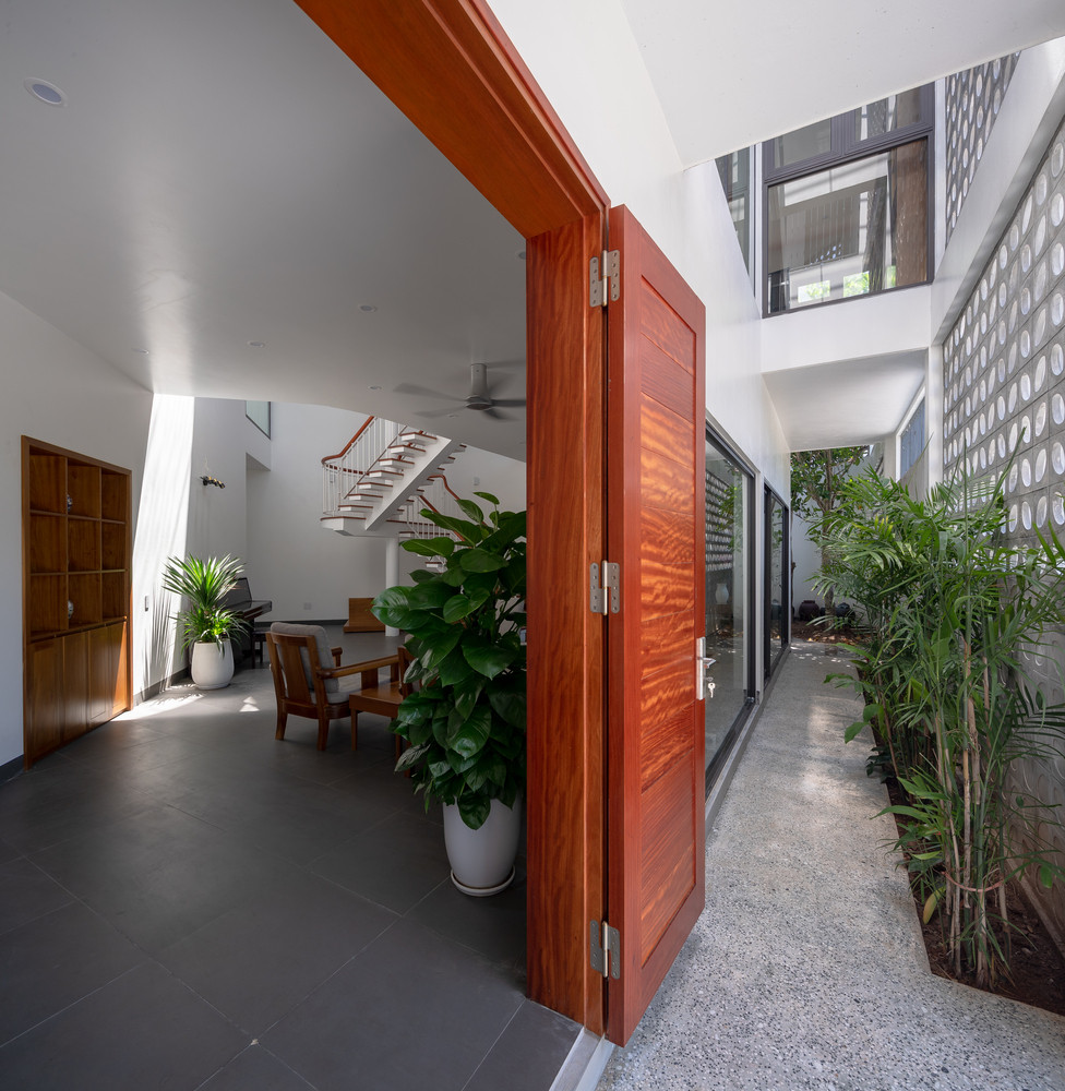 Ở tầng 2, không gian chung giống như một thư viện nhỏ mở tiếp xúc với sân vườn và không gian đệm, nơi gia đình có thể học tập và làm việc.