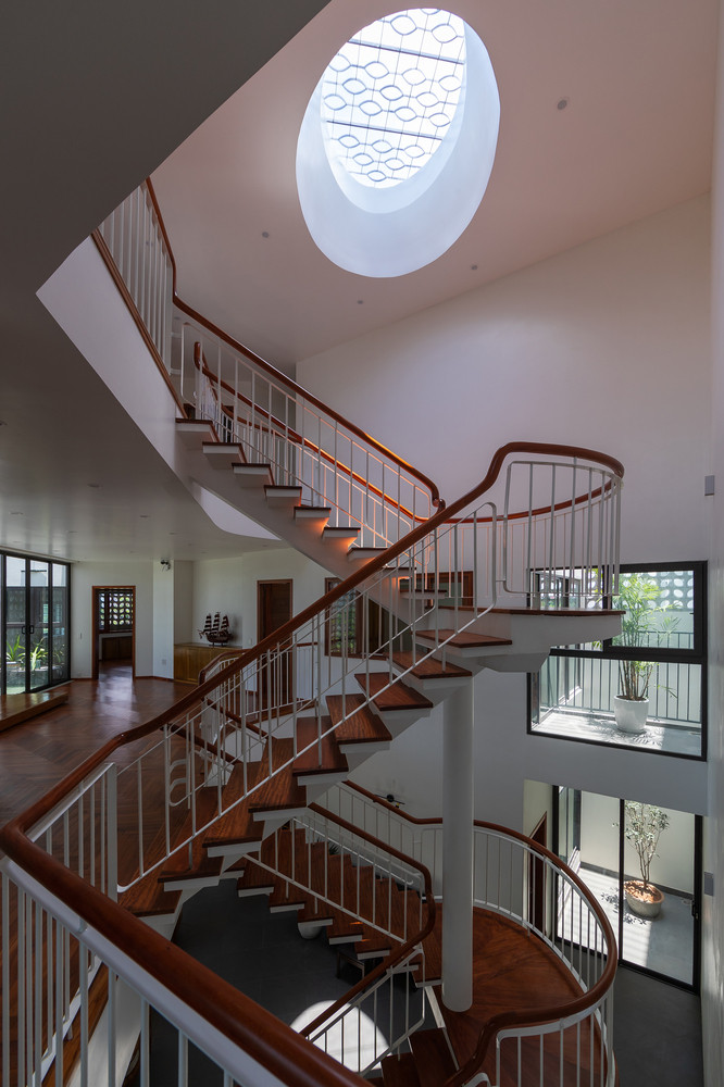 Cầu thang được bố trí ở giếng trời bên trong.