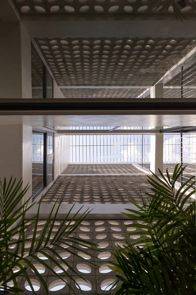 Khối nhà có 2 loại là khối đặc và khối rỗng, các khối được bố trí ở những vị trí thích hợp trên mặt đứng để lấy gió, lấy sáng và chắn tầm nhìn từ bên ngoài phù hợp với chức năng của các không gian bên trong.