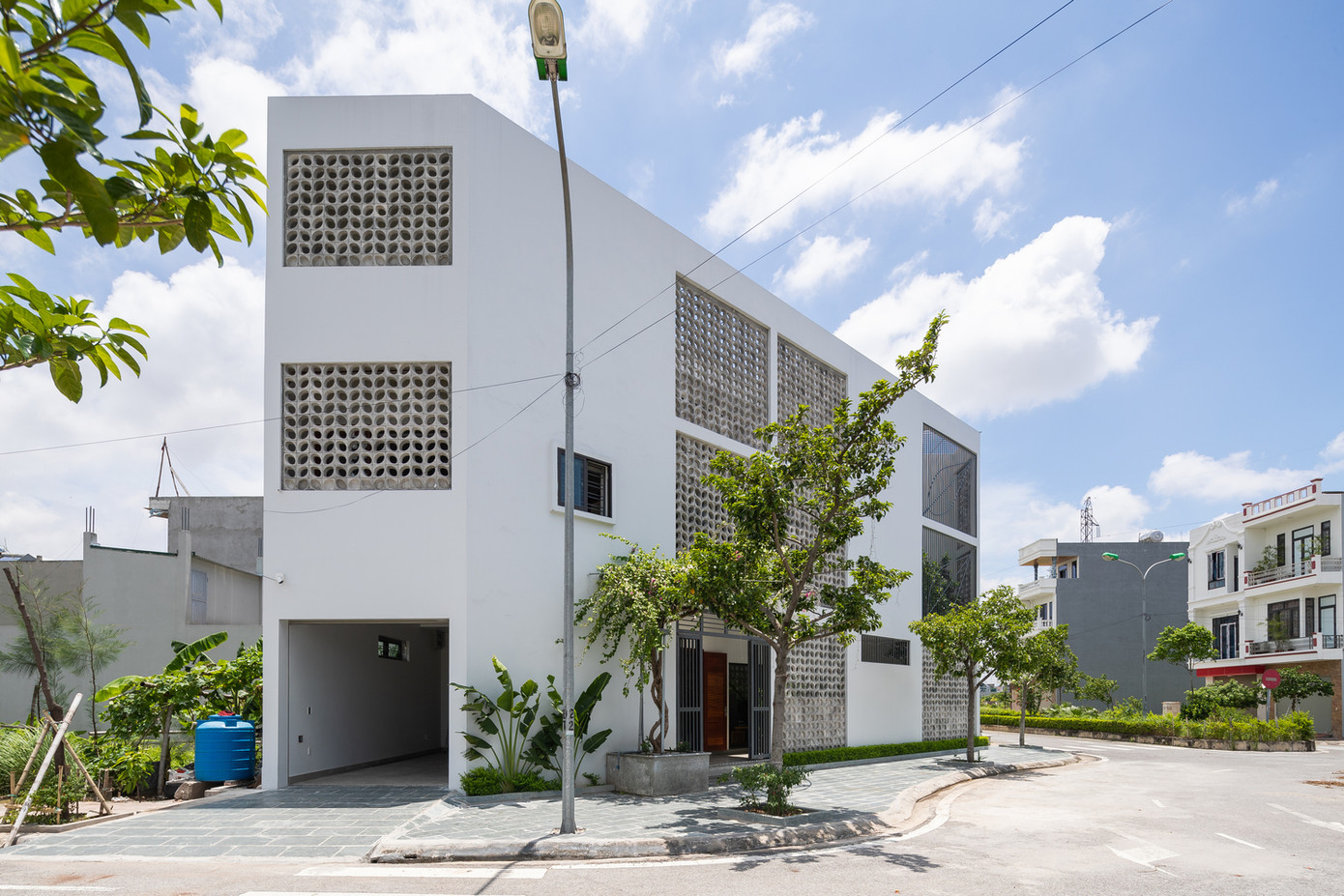 Khu đất xây dựng ngôi nhà này có đặc điểm là hình tam giác nằm ở góc bùng binh giao thông trong khu đô thị mới, có mật độ giao thông ngày càng tăng cao.