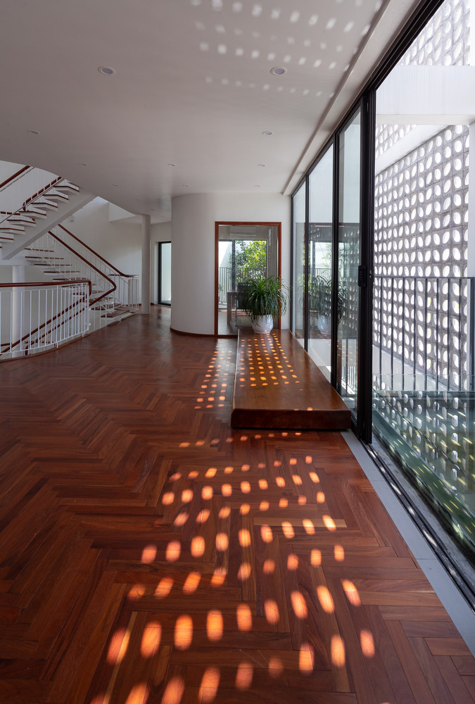 Ánh sáng ngày đêm xuyên qua những khoảng trống và đổ bóng xuống xung quanh, tạo nên hình ảnh một vườn lúa in dấu trong không gian, chuyển động theo thời gian trong ngày và theo các mùa khác nhau trong năm.