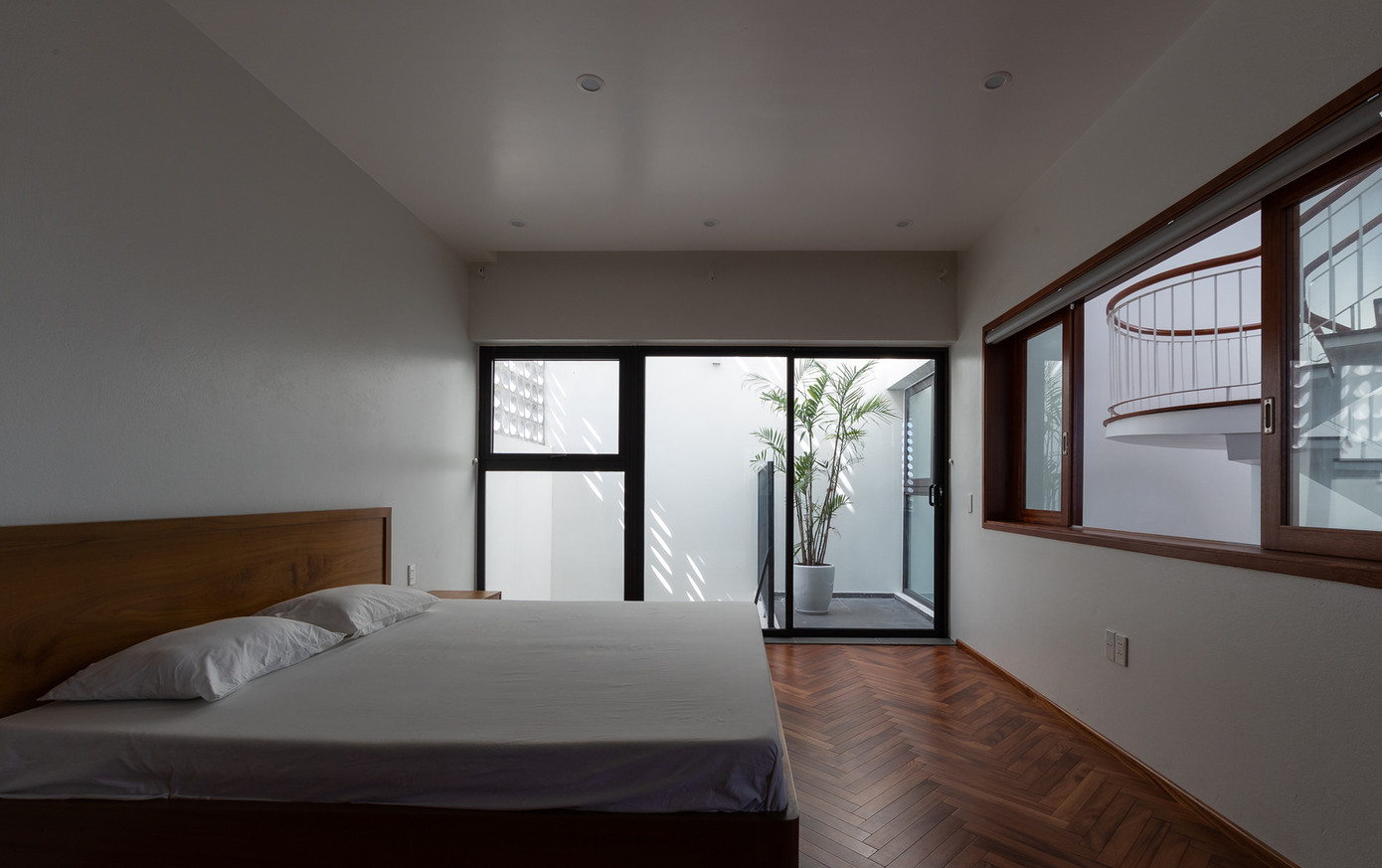 Các phòng ngủ riêng tư được bố trí chủ yếu ở tầng 2 và tầng 3 xen kẽ với khoảng sân nhỏ. Các phòng ngủ quay mặt tiền được bố trí thêm một lớp cửa bên trong lớp Block bê tông tạo cảm giác an toàn và đảm bảo thông gió thích hợp với ánh sáng tự nhiên trong phòng.