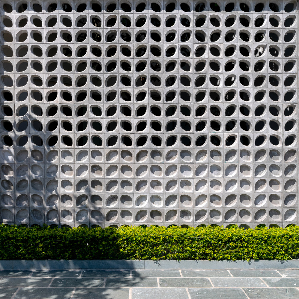 Hệ thống khối bê tông có tiết diện rỗng mô phỏng hình dạng 3 chiều của hạt gạo - lấy cảm hứng từ niềm tự hào về một trong những vùng đất sản xuất lúa gạo chủ yếu của Việt Nam là Thái Bình.