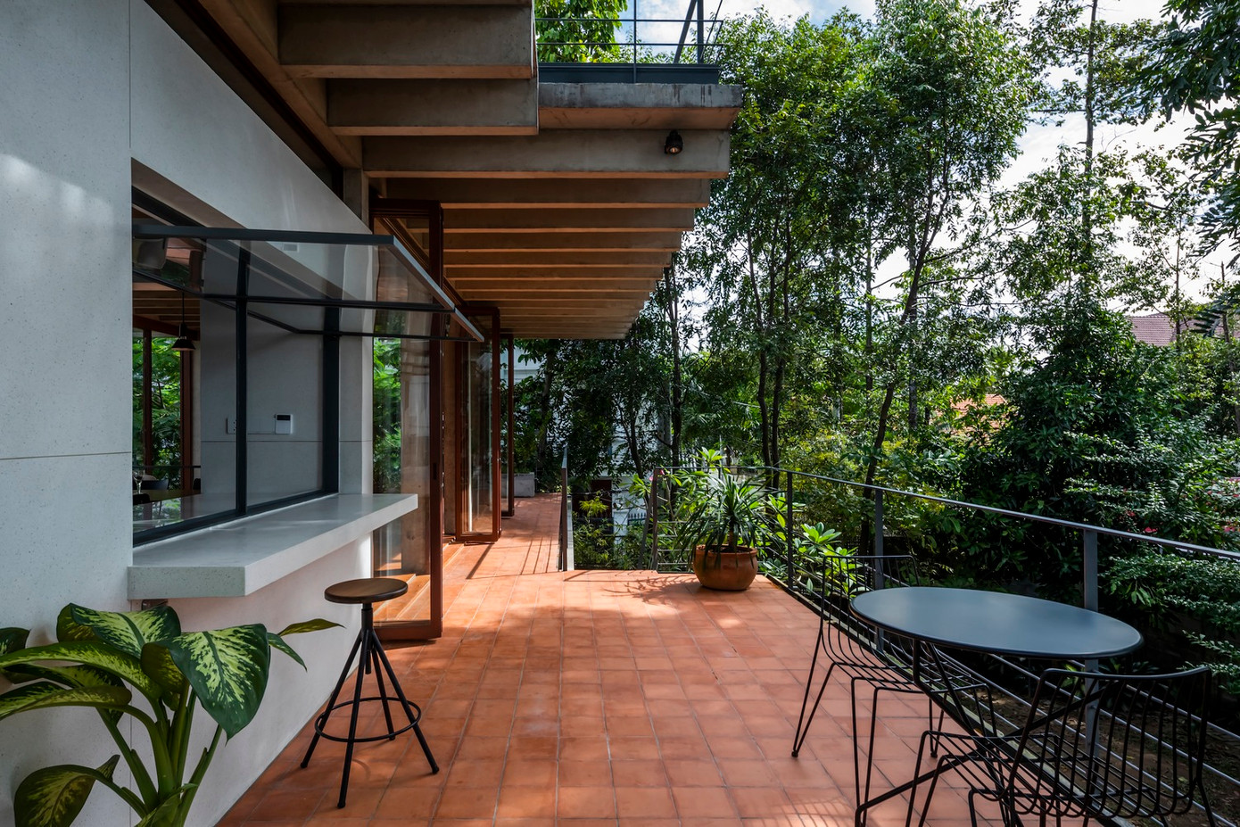 Có thể nói, đây là một nơi cư trú nhiệt đới, nơi người ta luôn có thể cảm thấy gần gũi với thiên nhiên.