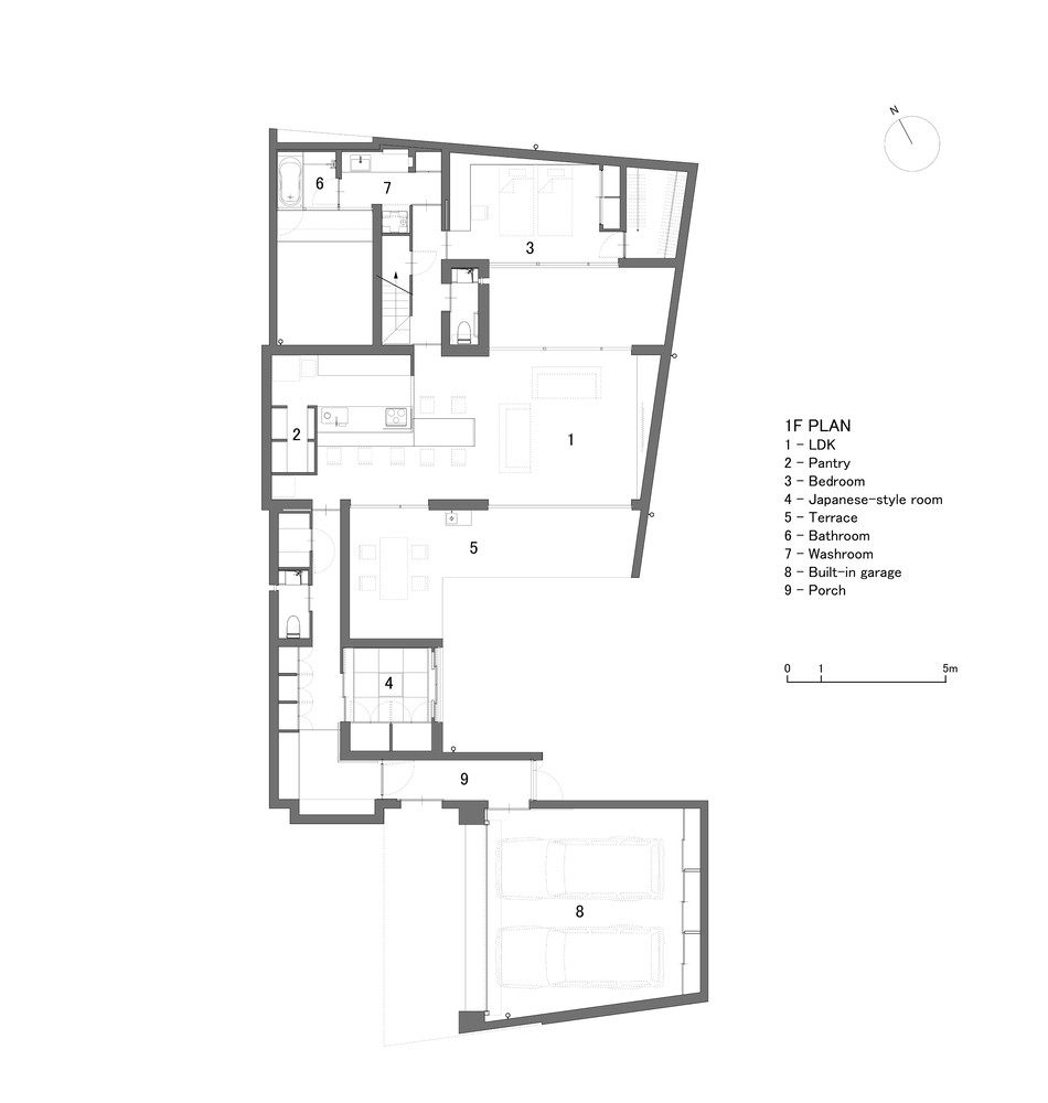 Để giải quyết vấn đề của gia chủ, kiến trúc sư (KTS) đưa ra ý tưởng thiết kế công trình với ba sân trong. Để giải quyết vấn đề của gia chủ, kiến trúc sư (KTS) đưa ra ý tưởng thiết kế công trình với ba sân trong.