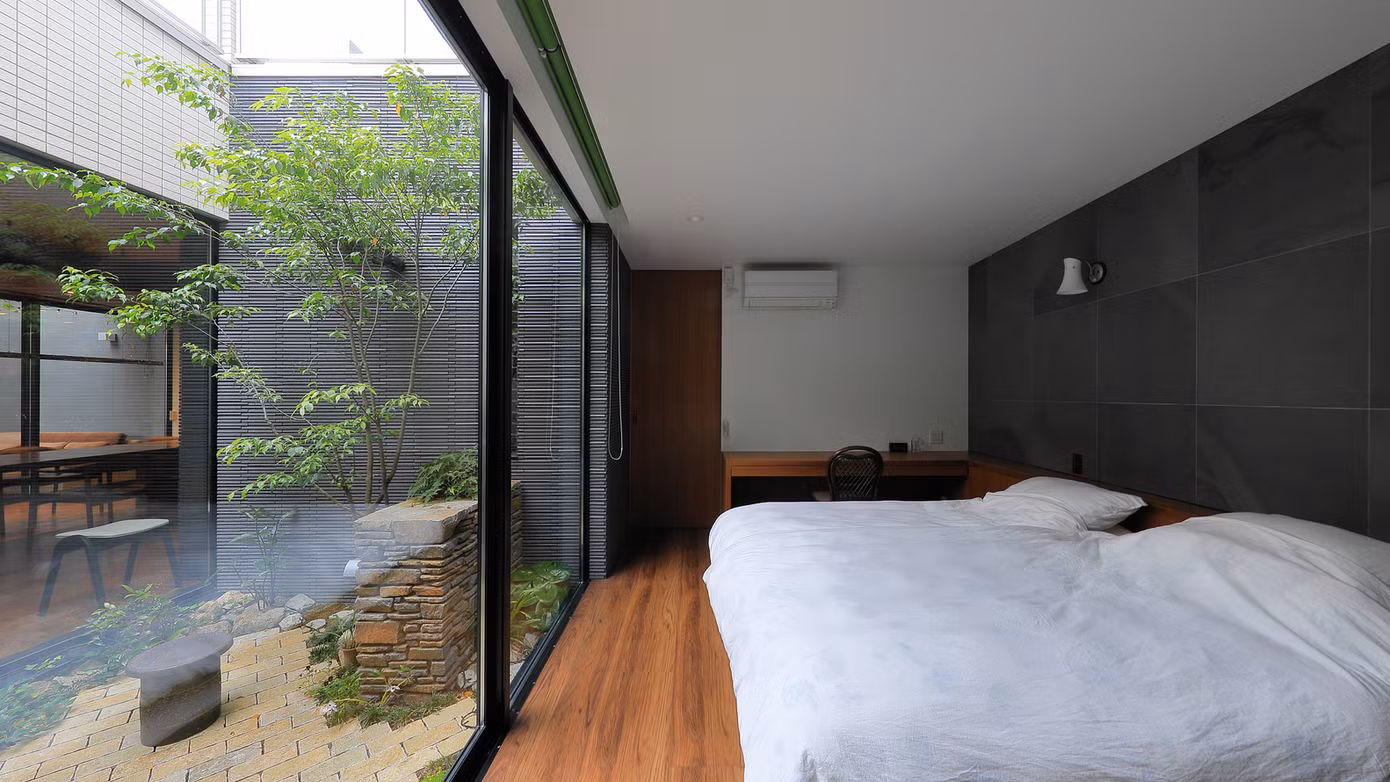 Ngôi nhà được thiết kế để ôm lấy thiên nhiên, với ngày mới bắt đầu từ phòng ngủ ở cực Bắc, nơi bạn có thể thức dậy với ánh nắng xuyên qua tán cây trong khu vườn phụ.
