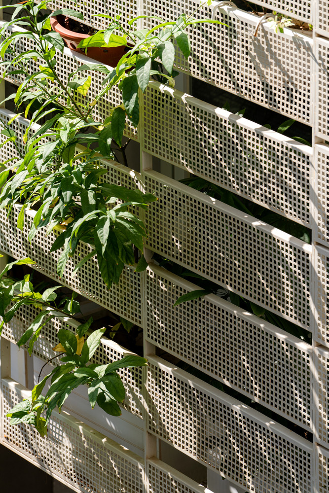 Tận dụng lợi thế của con hẻm yên tĩnh, nhóm thiết kế đã khai thác không gian ngoài trời để kết nối với trong nhà, tạo sự giao tiếp trong và ngoài cũng như mở rộng không gian ngôi nhà. Tận dụng lợi thế của con hẻm yên tĩnh, nhóm thiết kế đã khai thác không gian ngoài trời để kết nối với trong nhà, tạo sự giao tiếp trong và ngoài cũng như mở rộng không gian ngôi nhà.