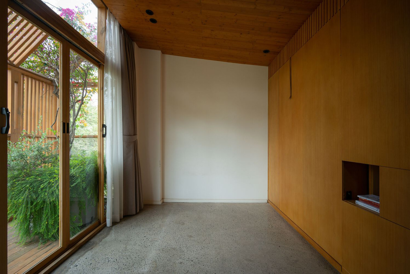 Vật liệu chủ đạo của ngôi nhà cũng được lựa chọn với tiêu chí thân thiện với môi trường như gỗ tái sinh, gỗ tái sinh, bê tông phun cát, đá cuội,… Vật liệu chủ đạo của ngôi nhà cũng được lựa chọn với tiêu chí thân thiện với môi trường như gỗ tái sinh, gỗ tái sinh, bê tông phun cát, đá cuội,…