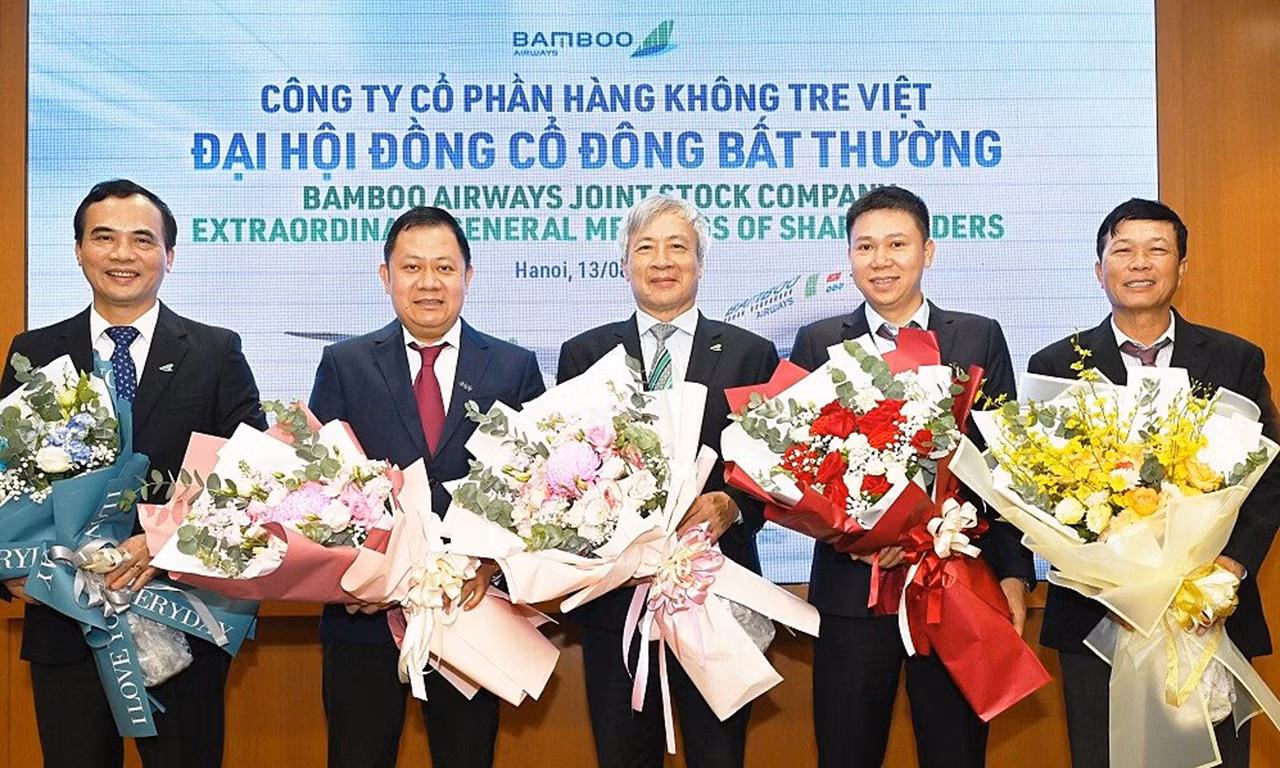 Ông Lê Thái Sâm (ngoài cùng bên phải) thời điểm ra mắt cùng HĐQT mới của Bamboo Airways tháng 8/2022. (Ảnh: BAV )