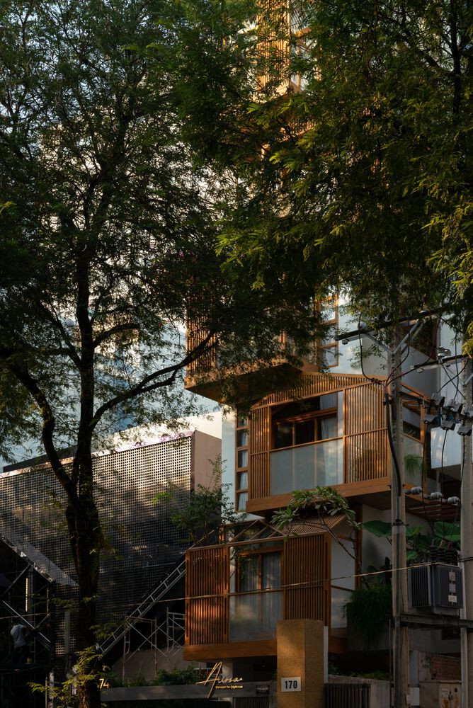 Mỗi căn phòng được thiết kế tượng trưng cho một ngôi nhà nhỏ riêng biệt, thông thoáng và đón nắng dịu dàng dưới tán cây. Mỗi căn phòng được thiết kế tượng trưng cho một ngôi nhà nhỏ riêng biệt, thông thoáng và đón nắng dịu dàng dưới tán cây.