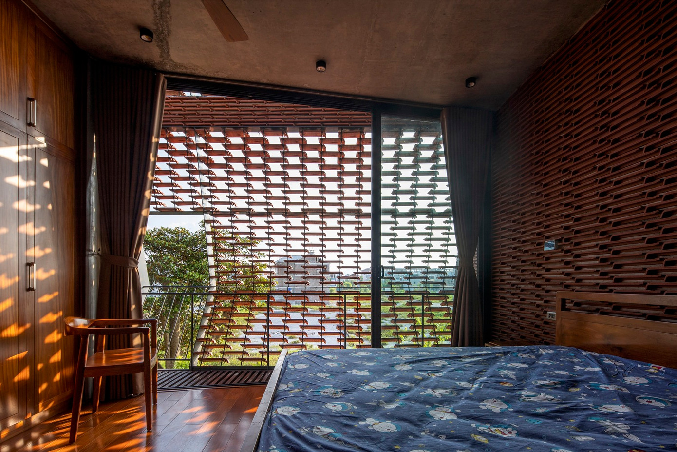 Các không gian sinh hoạt và nghỉ ngơi trong nhà luôn ngập ánh sáng và gió mát nhờ lớp vỏ bằng ngói đặc biệt.