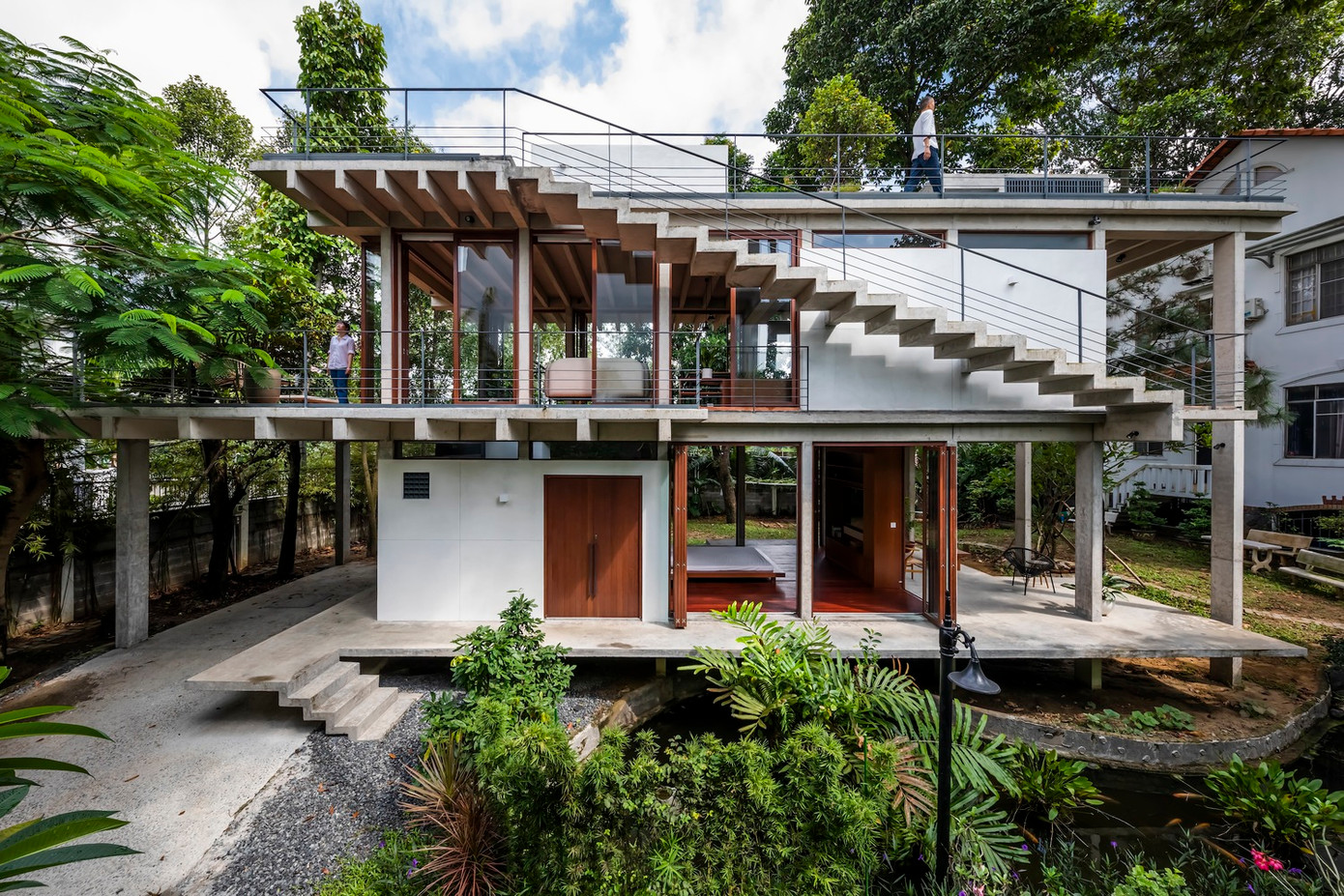 Ba tấm được kết nối với tất cả các không gian ngoài trời, bao gồm cả tầng thượng, bằng một cầu thang ngoài trời độc lập với bên trong.