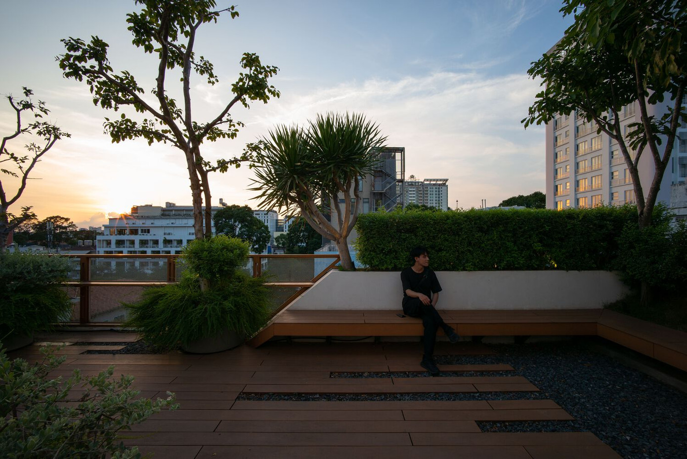 Để khắc phục tình trạng thông gió kém và tiết kiệm năng lượng, KTS đưa ra giải pháp 2 sân bao quanh nhà, giúp cải thiện vi khí hậu của tòa nhà, giữ cho tất cả các phòng thông thoáng. Để khắc phục tình trạng thông gió kém và tiết kiệm năng lượng, KTS đưa ra giải pháp 2 sân bao quanh nhà, giúp cải thiện vi khí hậu của tòa nhà, giữ cho tất cả các phòng thông thoáng.