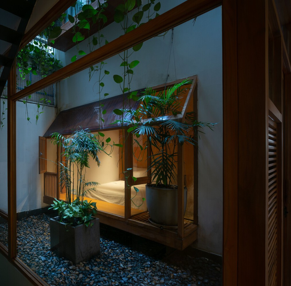 Vật liệu chủ đạo của ngôi nhà cũng được lựa chọn với tiêu chí thân thiện với môi trường như gỗ tái sinh, gỗ tái sinh, bê tông phun cát, đá cuội,… Vật liệu chủ đạo của ngôi nhà cũng được lựa chọn với tiêu chí thân thiện với môi trường như gỗ tái sinh, gỗ tái sinh, bê tông phun cát, đá cuội,…