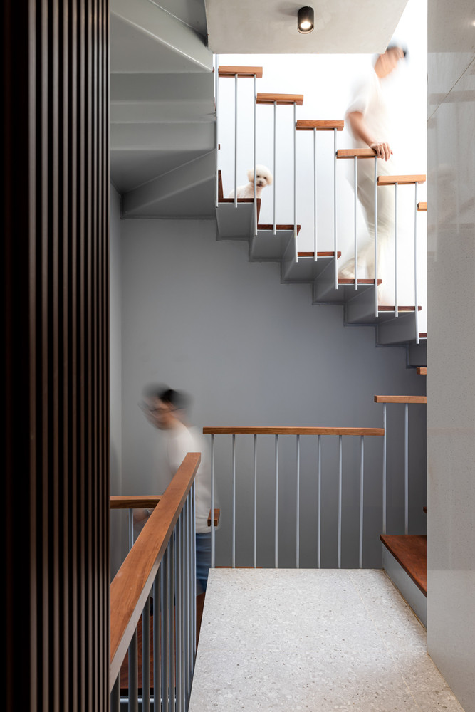 Do diện tích khá hạn chế và rất hẹp khiến người già đi lại khó khăn nên kiến trúc sư bố trí trục giao thông chính, thang máy, cầu thang giếng trời được đưa về cuối nhà, mỗi tầng được bổ sung thêm các chức năng riêng. Do diện tích khá hạn chế và rất hẹp khiến người già đi lại khó khăn nên kiến trúc sư bố trí trục giao thông chính, thang máy, cầu thang giếng trời được đưa về cuối nhà, mỗi tầng được bổ sung thêm các chức năng riêng.