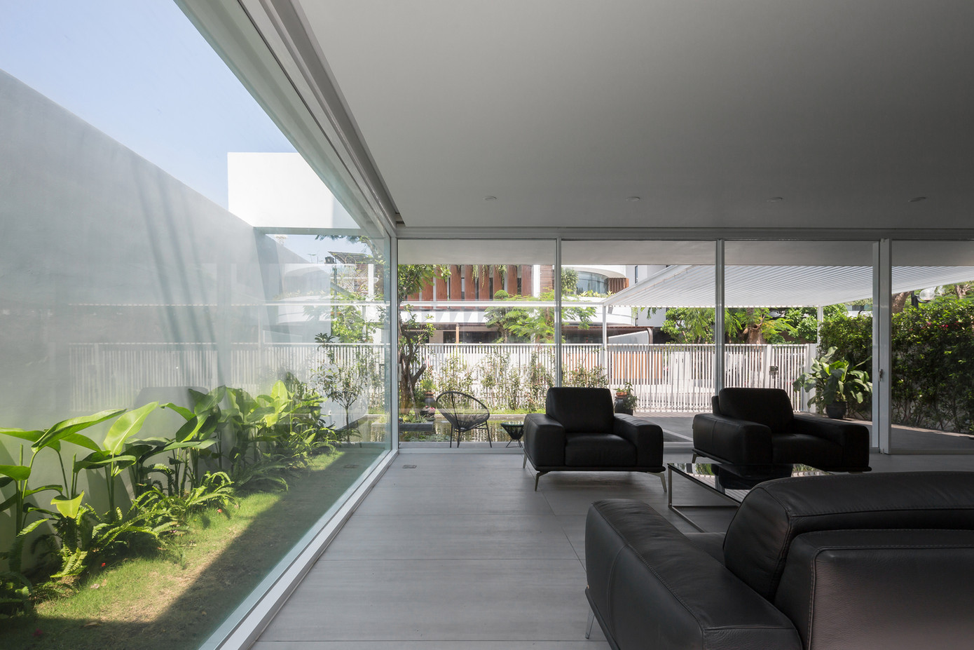 KTS dành 1/5 diện tích cho khu vườn trung tâm để tất cả các không gian đều hướng ra khu vườn, nơi mọi người đều có không gian xanh để thư giãn. KTS dành 1/5 diện tích cho khu vườn trung tâm để tất cả các không gian đều hướng ra khu vườn, nơi mọi người đều có không gian xanh để thư giãn.