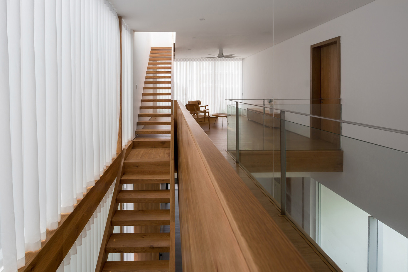 Không gian sáng sủa, vật liệu hiện đại, nội thất gỗ tối giản đã tạo nên sự thư thái cho ngôi nhà. Không gian sáng sủa, vật liệu hiện đại, nội thất gỗ tối giản đã tạo nên sự thư thái cho ngôi nhà.