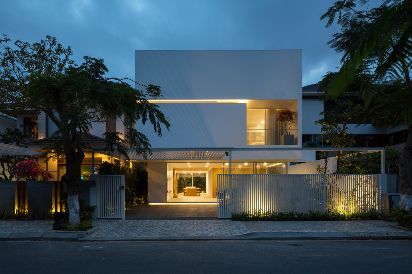 Ngôi nhà này nằm ở TP Đà Nẵng, miền Trung Việt Nam, gia chủ mong muốn đây sẽ là nơi để kết nối các thành viên thuộc nhiều thế hệ trong gia đình với nhau. Ngôi nhà này nằm ở TP Đà Nẵng, miền Trung Việt Nam, gia chủ mong muốn đây sẽ là nơi để kết nối các thành viên thuộc nhiều thế hệ trong gia đình với nhau.