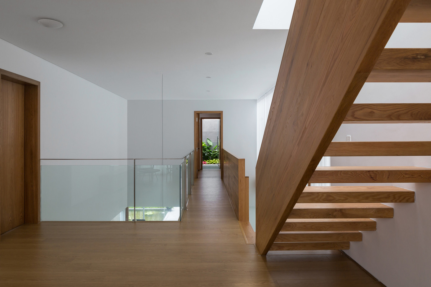 Không gian sáng sủa, vật liệu hiện đại, nội thất gỗ tối giản đã tạo nên sự thư thái cho ngôi nhà. Không gian sáng sủa, vật liệu hiện đại, nội thất gỗ tối giản đã tạo nên sự thư thái cho ngôi nhà.