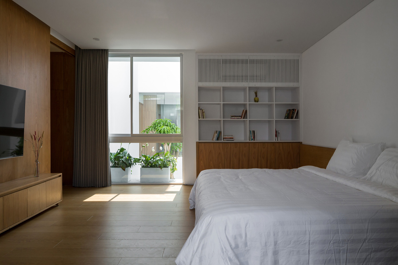 Phòng ngủ trang nhã, tối giản với tầm nhìn ra khu vườn. Phòng ngủ trang nhã, tối giản với tầm nhìn ra khu vườn.